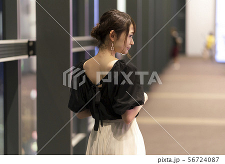 後ろ姿の女性 後ろ姿の女性 56724087