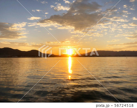 日の出と海 56724518
