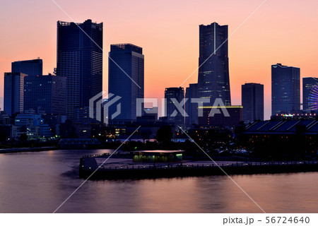 横浜・みなとみらいの夕景 56724640