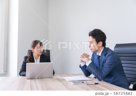 ビジネスシーン　男女　口論 56725882