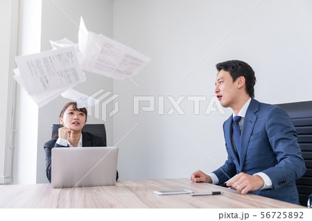 怒って書類をばら撒く男性会社員　スーツ　男女　会議 56725892