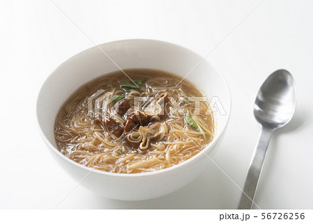 食べる 食事をする 食事 56726256