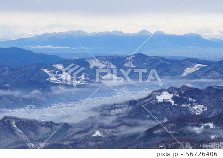 大霧山から望む秩父盆地と榛名山 56726406