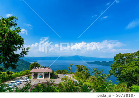 【青森県十和田湖】十和田湖の夏：発荷峠展望台から眺める大パノラマ 56728187