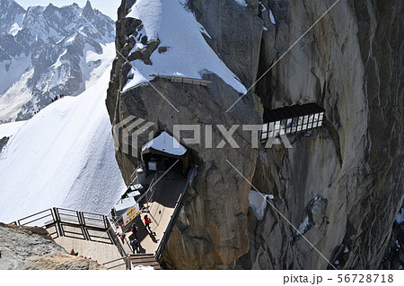 エギーユ・デュ・ミディ展望台頂上駅と中央峰を繋ぐ渡り廊下 エギーユ・デュ・ミディ展望台頂上駅と中央峰を繋ぐ渡り廊下 56728718