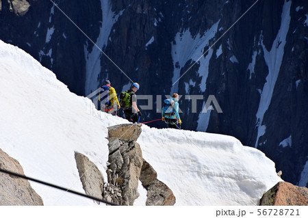エギーユ・デュ・ミディ展望台から、雪の稜線をザイルで繋ぎアンザイレンで行くパーティ エギーユ・デュ・ミディ展望台から、雪の稜線をザイルで繋ぎアンザイレンで行くパーティ 56728721