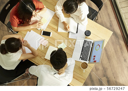 男女 ビジネス 俯瞰 男女 ビジネス 俯瞰 56729247