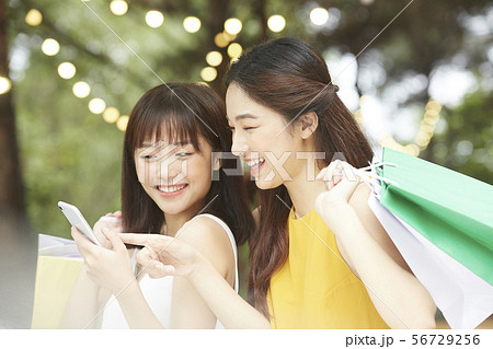 女性　ショッピング　 56729256