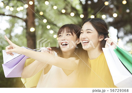 女性　ショッピング　 56729368