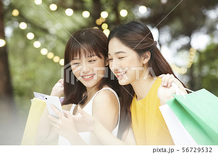 女性 ショッピング 女性 ショッピング 56729532