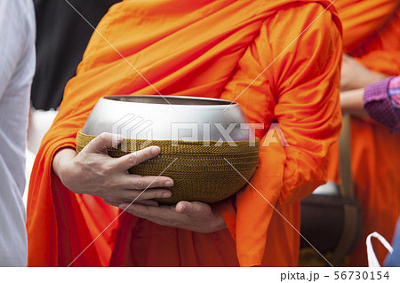 【タイ】托鉢をする僧侶 【タイ】托鉢をする僧侶 56730154
