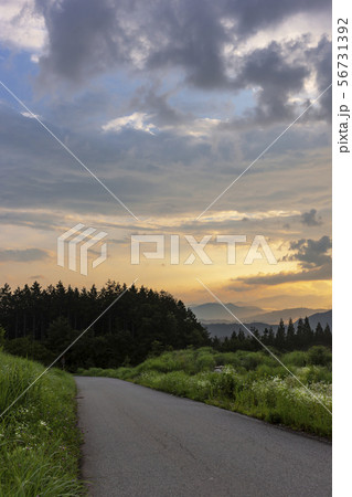 田んぼと夕日Z25 56731392