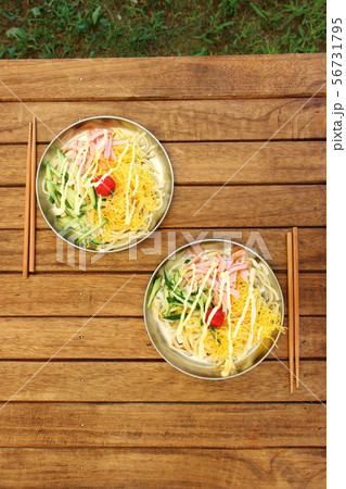 キャンプ　サラダうどん 56731795