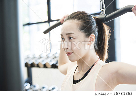 トレーニングする女性 トレーニングする女性 56731862