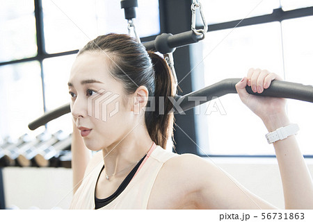 トレーニングする女性 トレーニングする女性 56731863