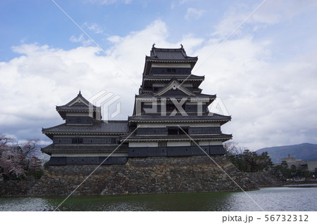 国宝　松本城　天守閣 56732312