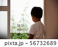 窓辺の男の子 56732689