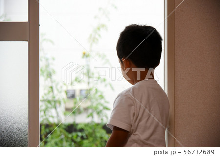 窓辺の男の子 56732689