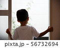 窓辺の男の子 56732694
