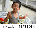 ビニールプールで遊ぶ男の子 56733034