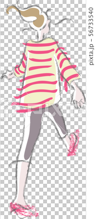 ボーダーTシャツを着て元気に歩く女性の後ろ姿 56733540