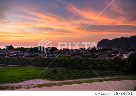 《鳥取県》海沿いの静かな集落・夕焼け 《鳥取県》海沿いの静かな集落・夕焼け 56734751