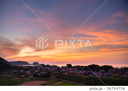 《鳥取県》海沿いの静かな集落・夕焼け 56734758