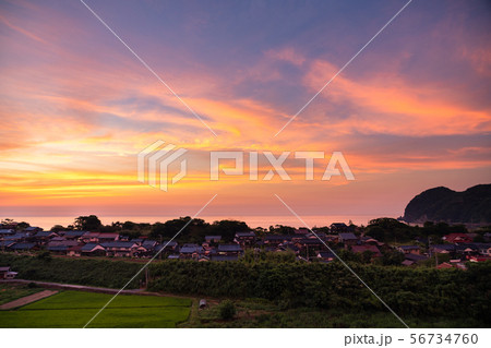 《鳥取県》海沿いの静かな集落・夕焼け 《鳥取県》海沿いの静かな集落・夕焼け 56734760