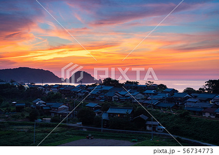 《鳥取県》海沿いの静かな集落・夕焼け 《鳥取県》海沿いの静かな集落・夕焼け 56734773