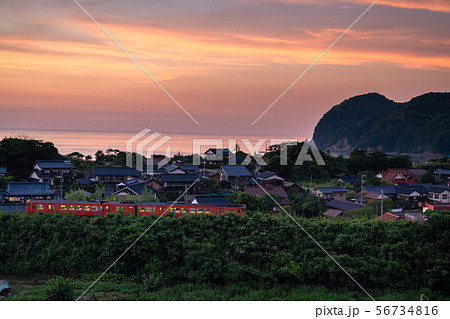 《鳥取県》海沿いの静かな集落・夕焼け 56734816