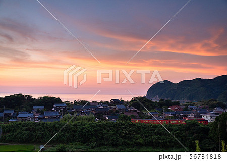 《鳥取県》海沿いの静かな集落・夕焼け 《鳥取県》海沿いの静かな集落・夕焼け 56734818