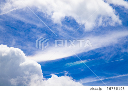 白い雲と青空 56736193