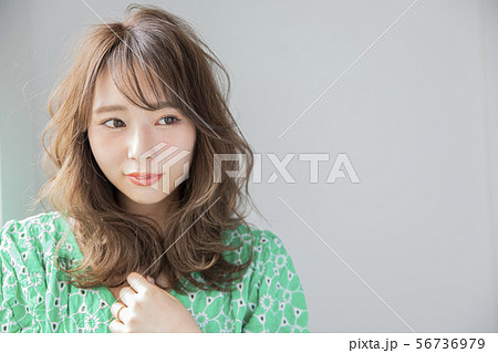 ゆるふわミディアムヘアー 日本人　ヘアスタイル 56736979