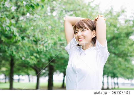 女性　リラックス 56737432