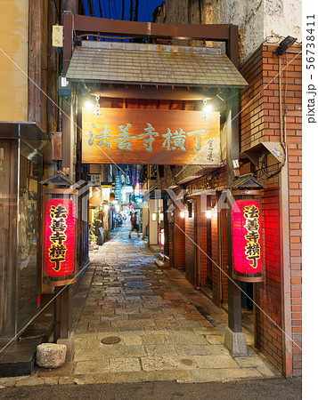 大阪ミナミ 法善寺横丁の夜(西側出入口) 大阪ミナミ 法善寺横丁の夜(西側出入口) 56738411