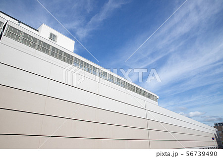 青空と刑務所の高い塀 青空と刑務所の高い塀 56739490
