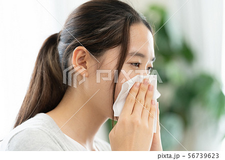 鼻をかむ女性 56739623