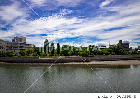 青空と河川敷沿いの街並み 56739949