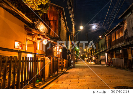 京都府 祇園白川 風情ある街並みの写真素材