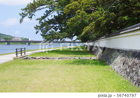 萩平安古の土塀と河川敷公園の眺め 萩平安古の土塀と河川敷公園の眺め 56740797