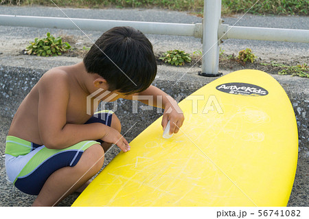 男の子 サーフィン 海 夏休み 男の子 サーフィン 海 夏休み 56741082