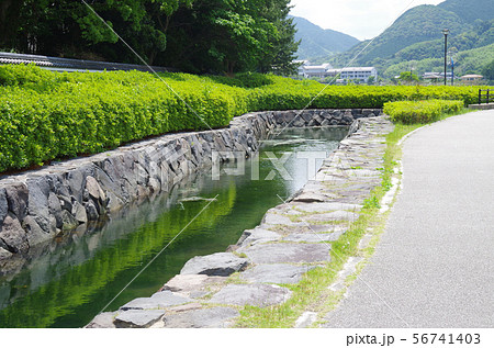 萩武家屋敷に川の水を引き込む水路 萩武家屋敷に川の水を引き込む水路 56741403