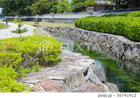 武家屋敷に川の水を取り込む水路 武家屋敷に川の水を取り込む水路 56741412