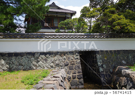 萩武家屋敷に川の水を取り込む水路とその門 56741415