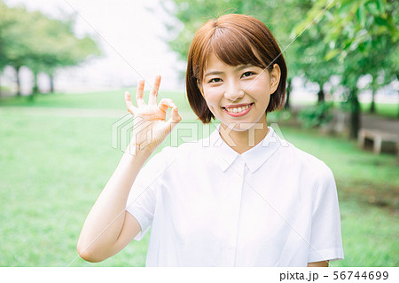 笑顔の若い女性 56744699