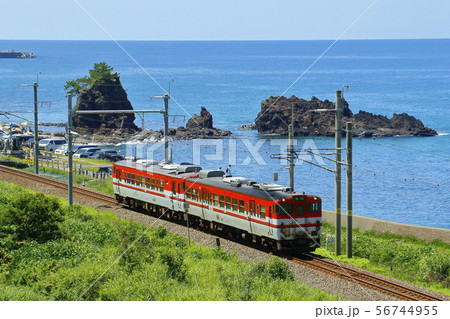 日本海をバックに走るキハ47普通列車 56744955