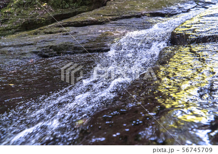 水の流れ　滝と流水 56745709