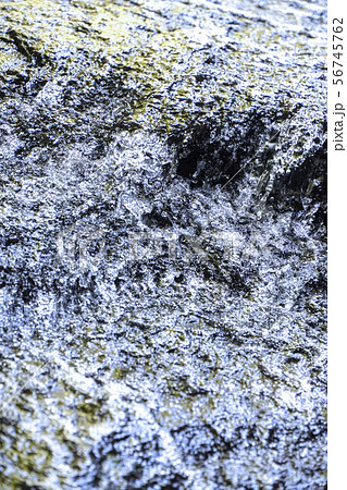 水面と流水と水滴 01 56745762