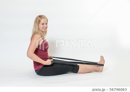 Studio shot of the young woman using fitness 56746063