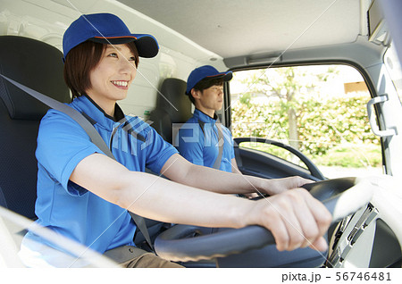 女性 トラック運転手 運転の写真素材